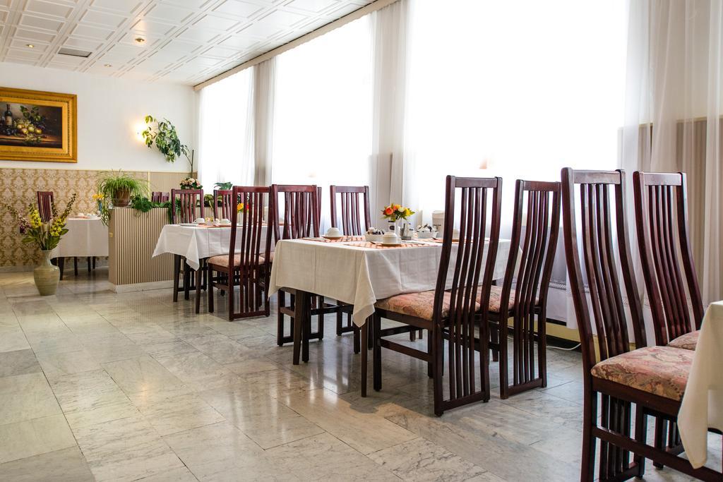 Hotel Ravel International à Offenbach-sur-le-Main Extérieur photo